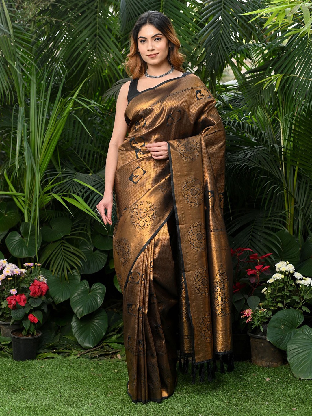 

BEATITUDE Black & Gold-Toned Ethnic Motifs Zari Silk Blend Banarasi Saree