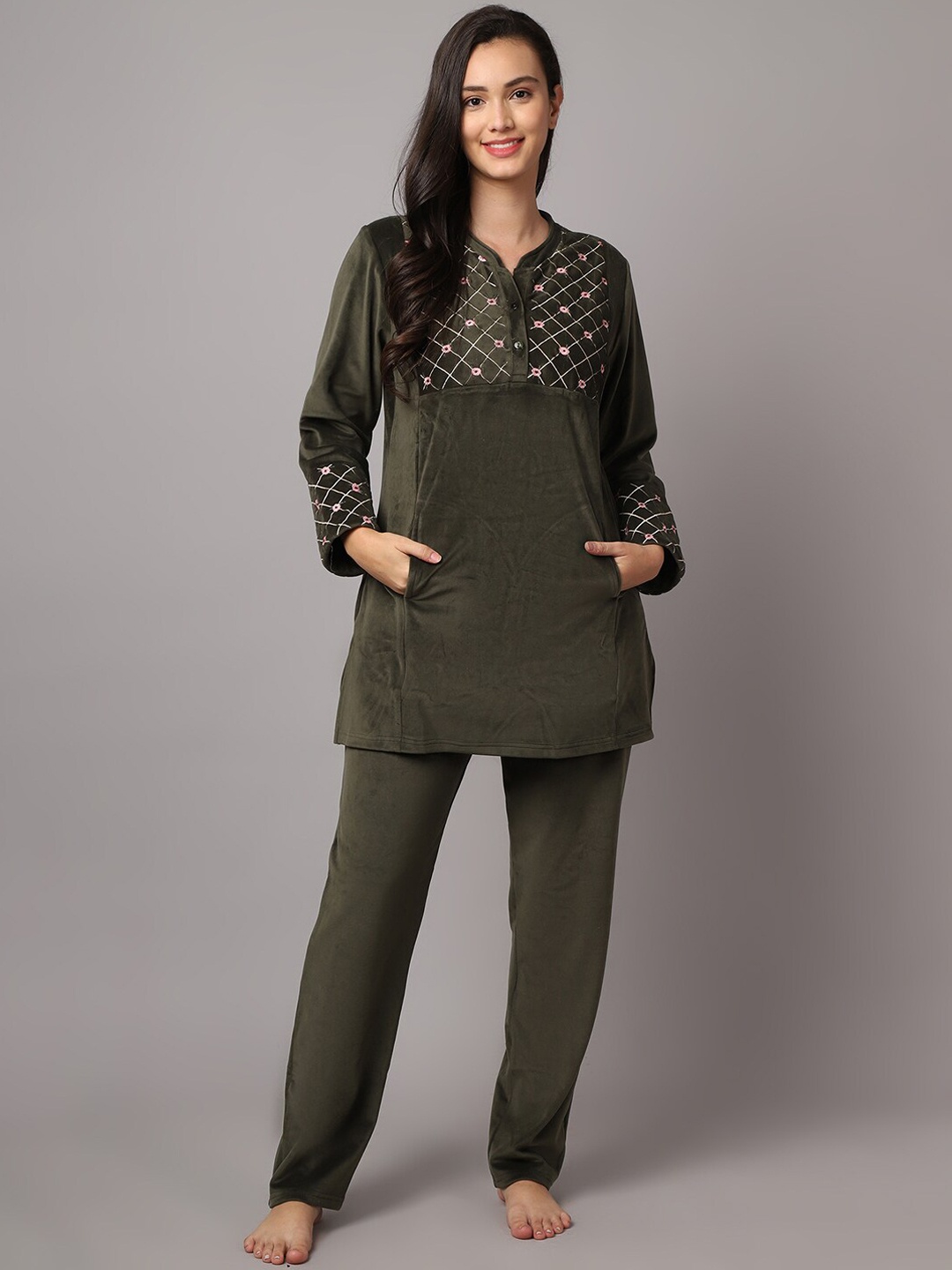 

Aerowarm Women Checked Velvet Night suit, Olive