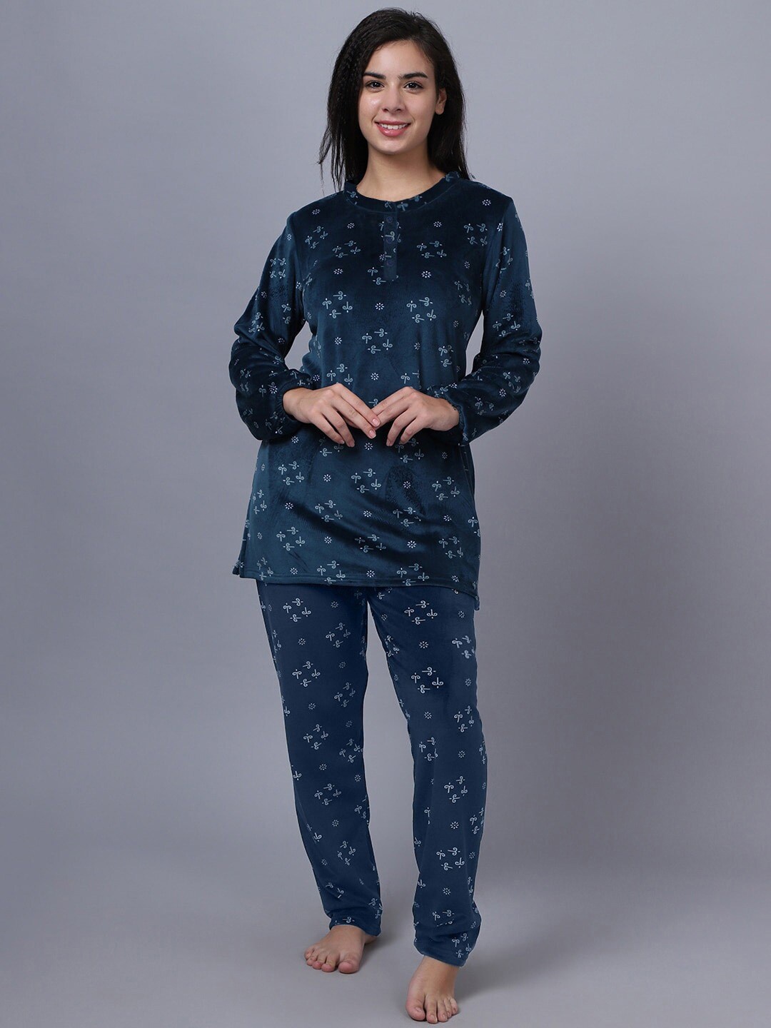 

Aerowarm Women Printed Velvet Night suit, Navy blue