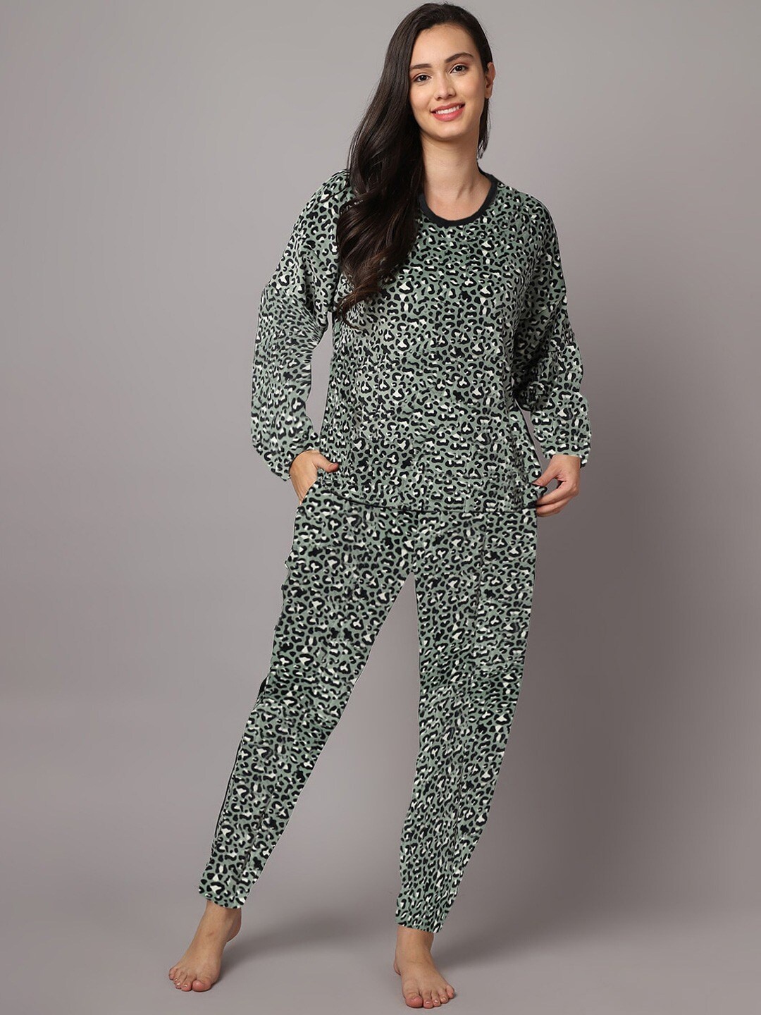 

Aerowarm Women Printed Velvet Night suit, Green