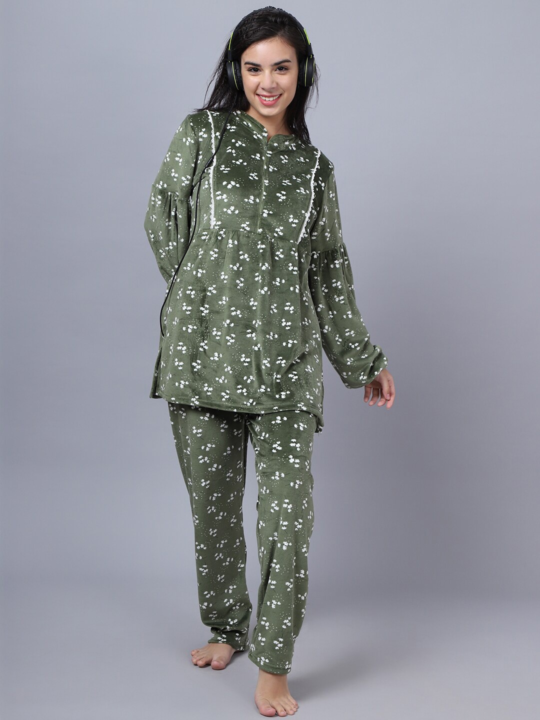 

Aerowarm Women Printed Velvet Night suit, Olive