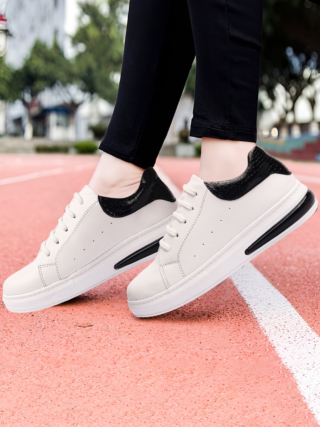 

Longwalk Women Lightweight Perforations Sneakers, White