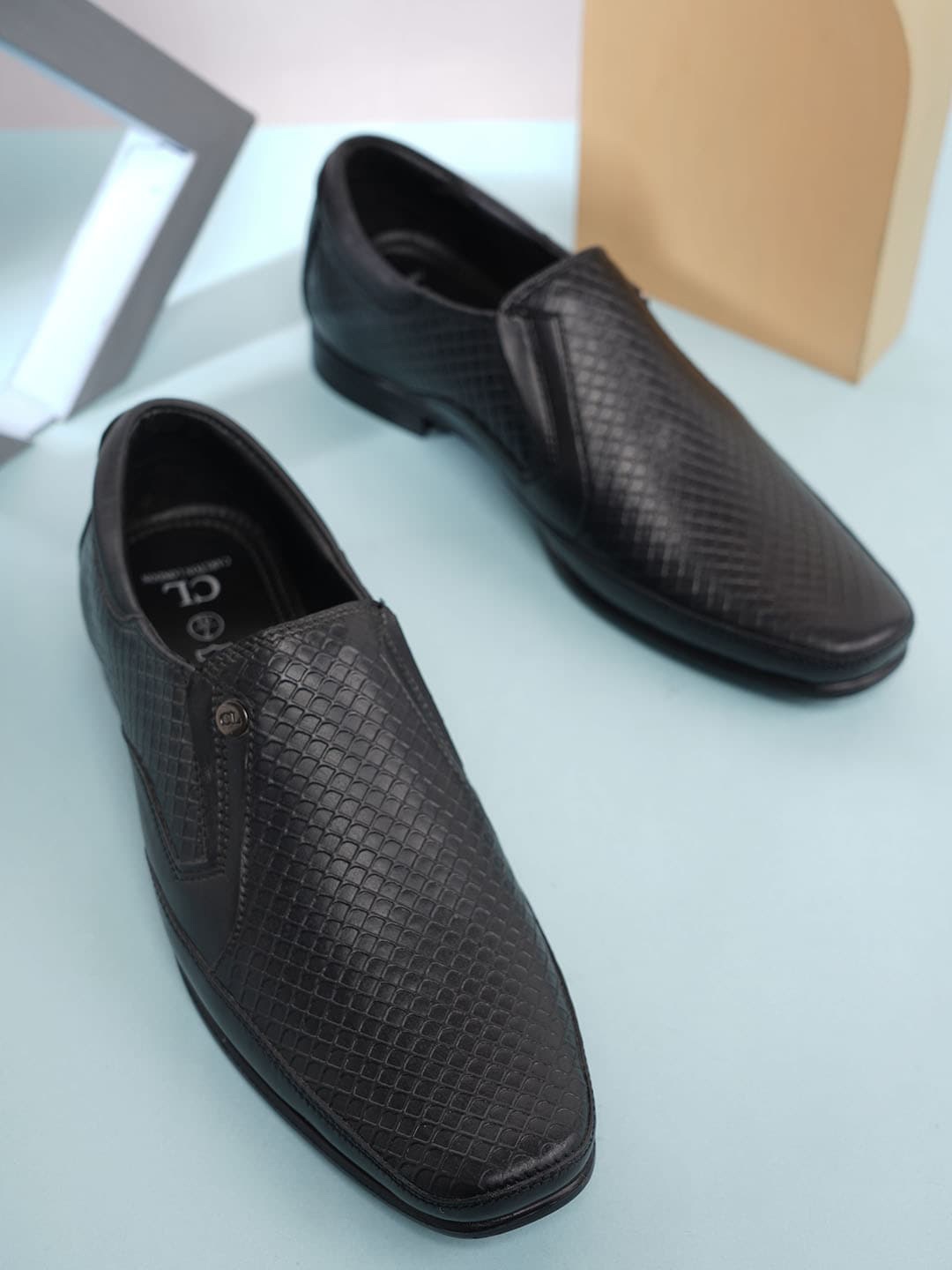 

Carlton London Men Textured Leather Loafers, Black