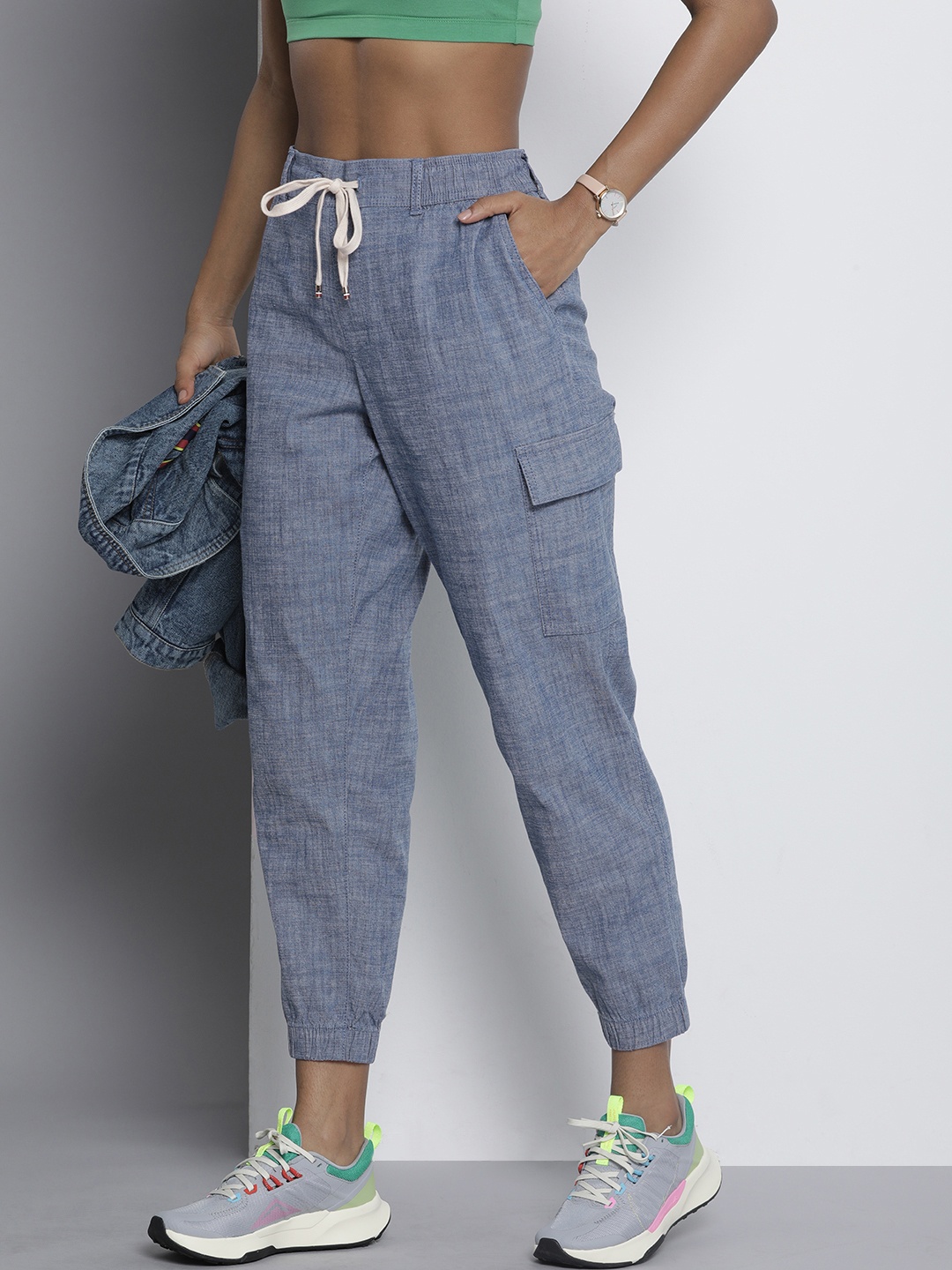 

Tommy Hilfiger Women Solid Mid Rise Chambray Cargo Jogger, Blue