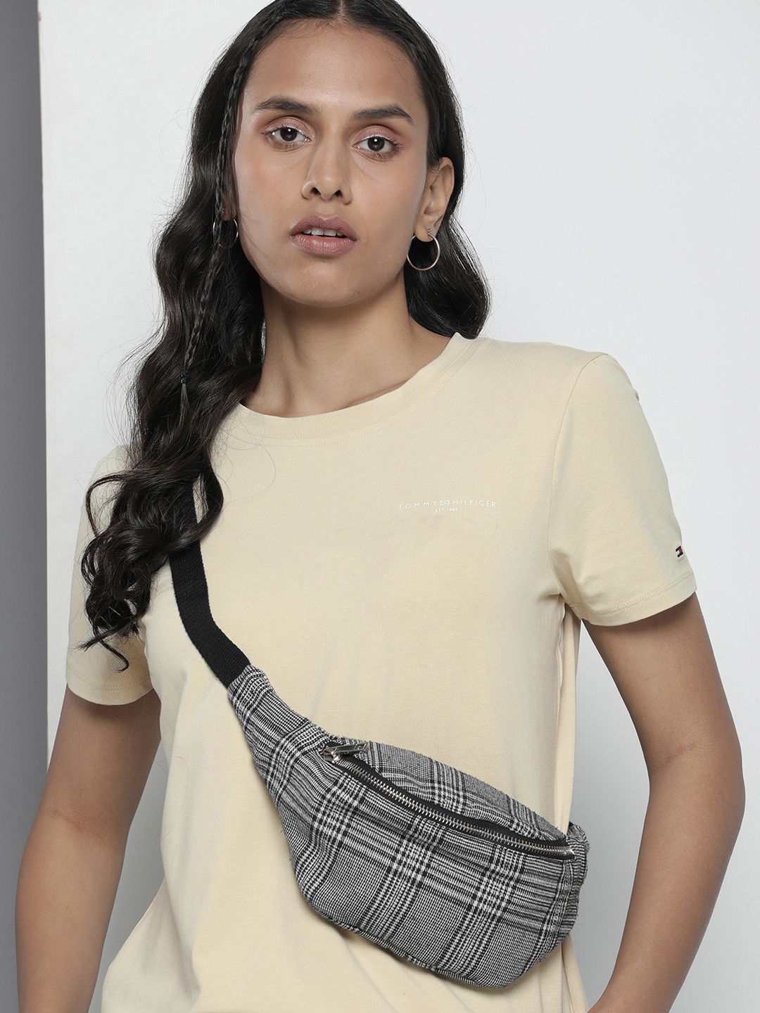 

Tommy Hilfiger Small Brand Logo Applique Casual T-shirt, Beige