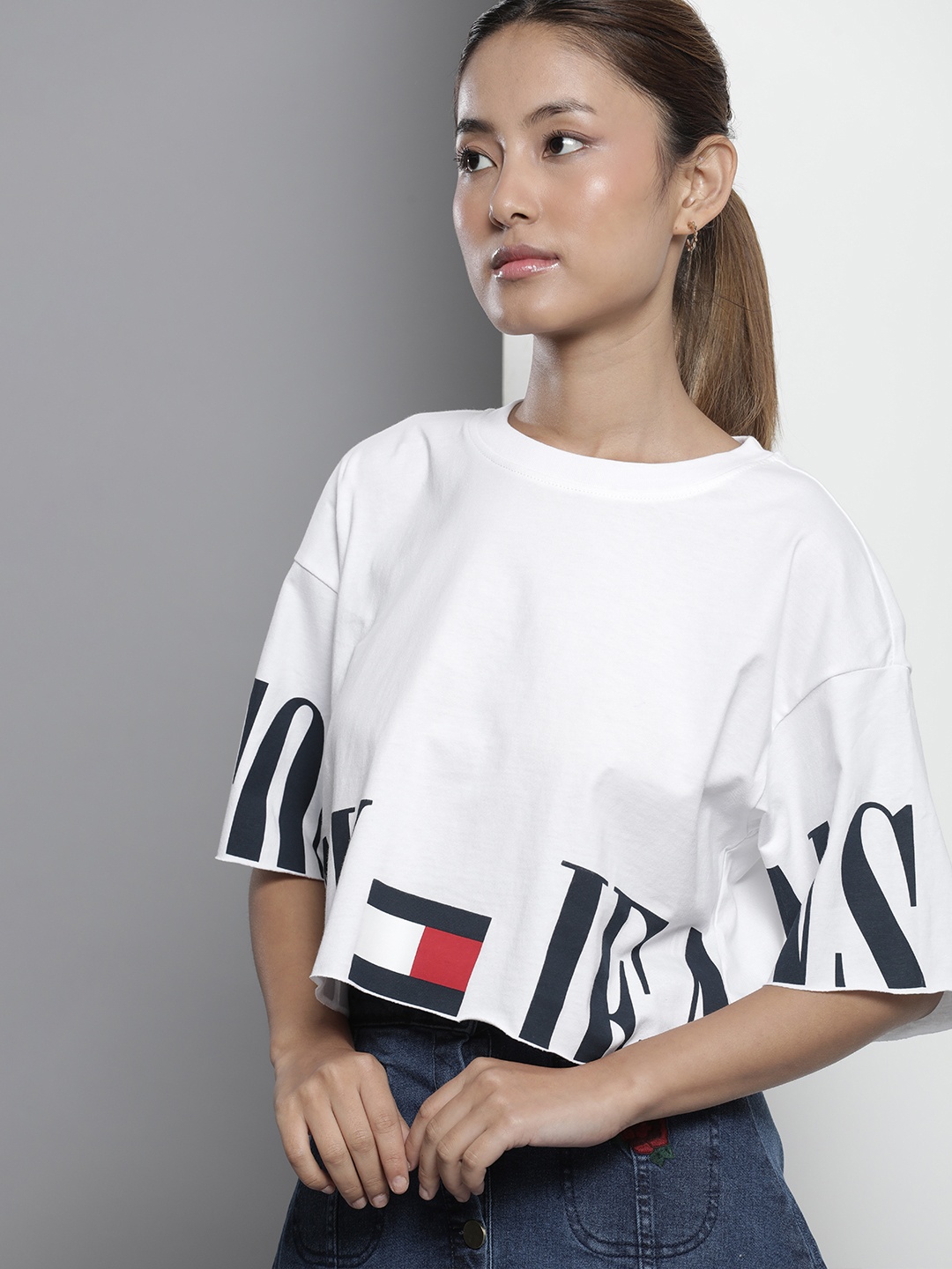 

Tommy Hilfiger Women Pure Cotton Brand Logo Printed Drop-Shoulder Sleeves Boxy T-shirt, White