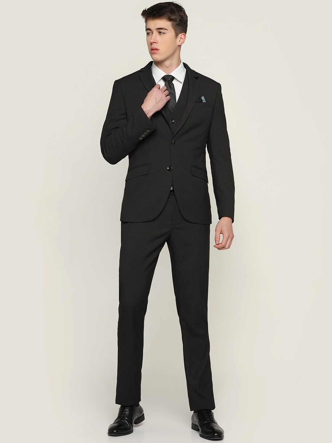 

Blackberrys Men Textured Slim-Fit Single-Breasted 3 piece Formal Suit, Black