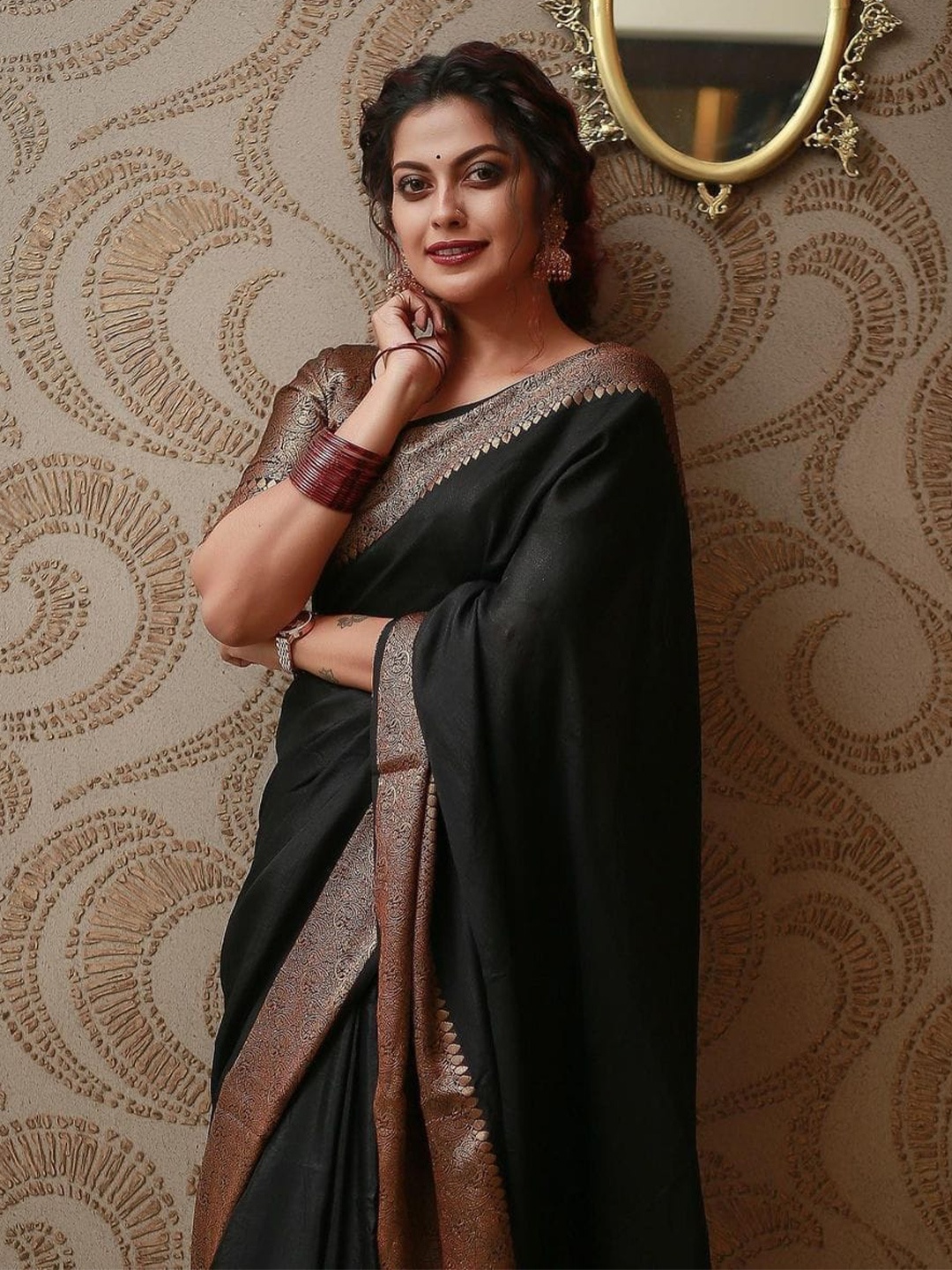 

AVANTIKA FASHION Zari Pure Silk Kanjeevaram Saree, Black