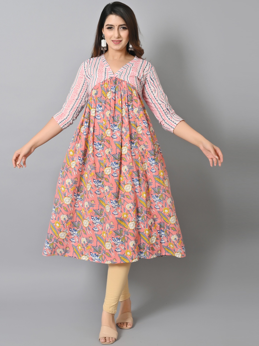 

VASTRAMANIAA Women Floral Printed Pure Cotton Kurta, Peach