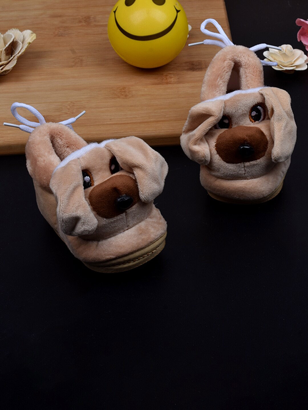 

FOOTPRINTS Infants Self Design Velvet Booties, Brown