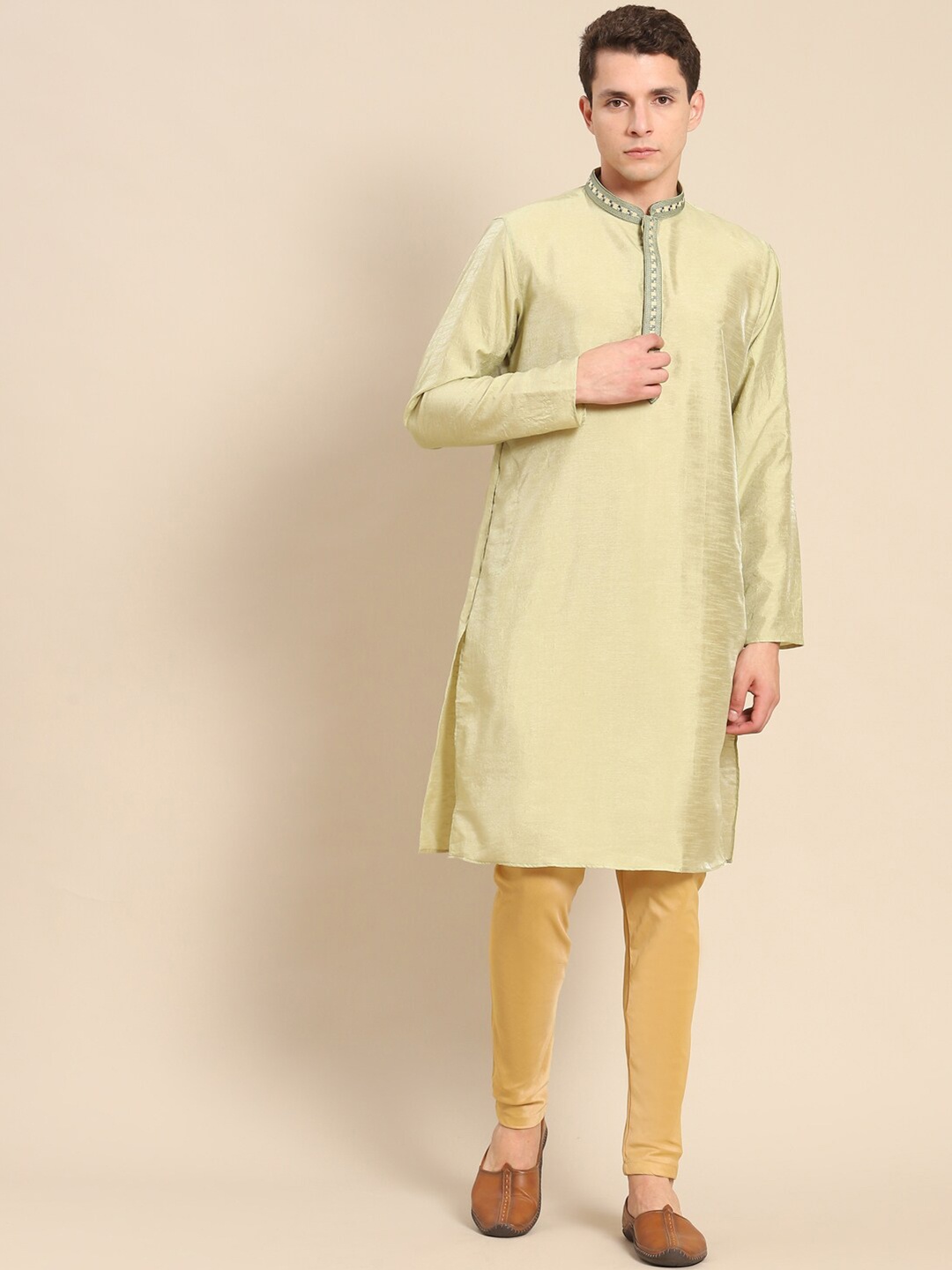 

Amodh by Kisah Men Mandarin collar Thread Work Kurta with Pyjamas, Green