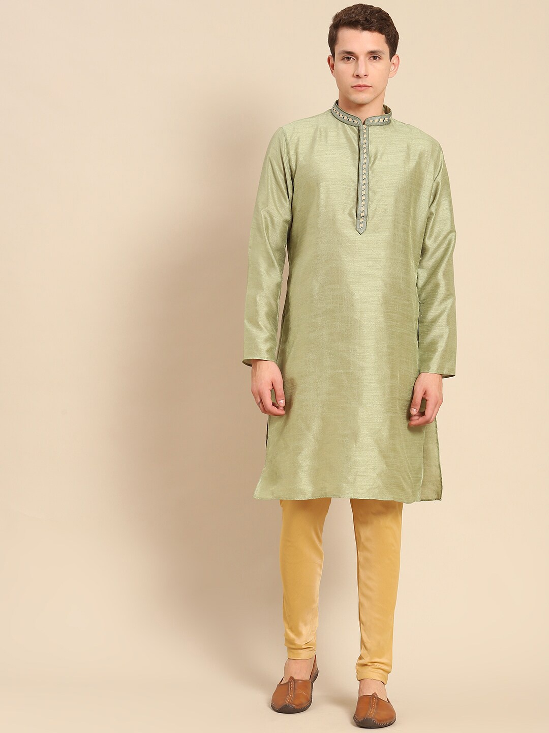 

Amodh by Kisah Men Mandarin collar Thread Work Kurta with Pyjamas, Green