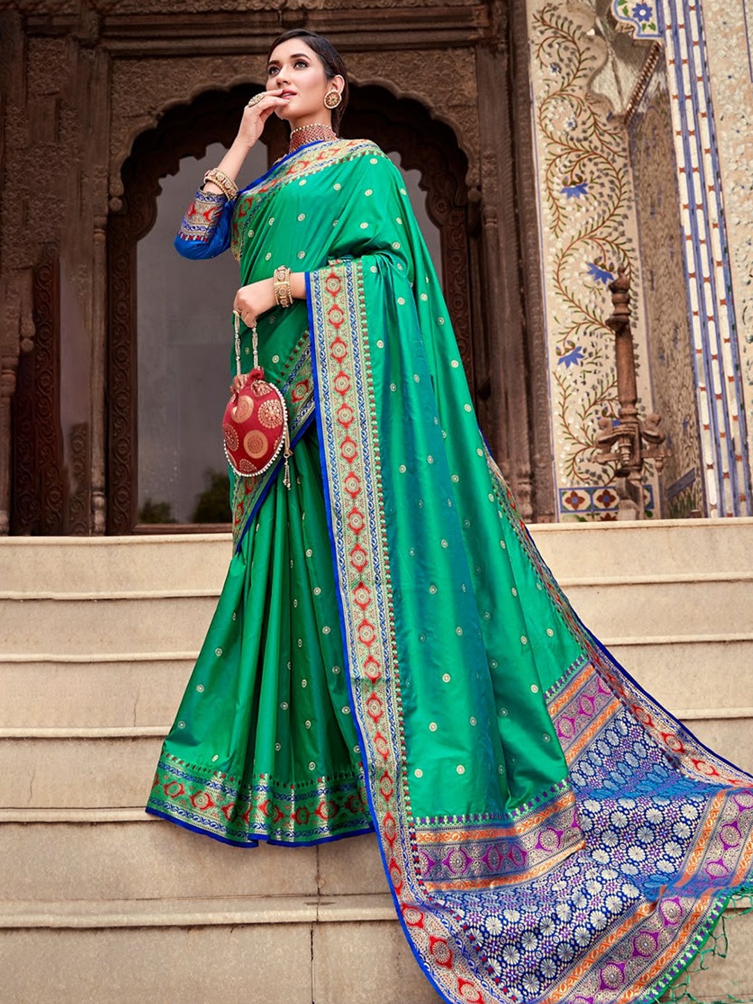 

KARAGIRI Green & Gold-Toned Woven Design Zari Silk Blend Banarasi Saree