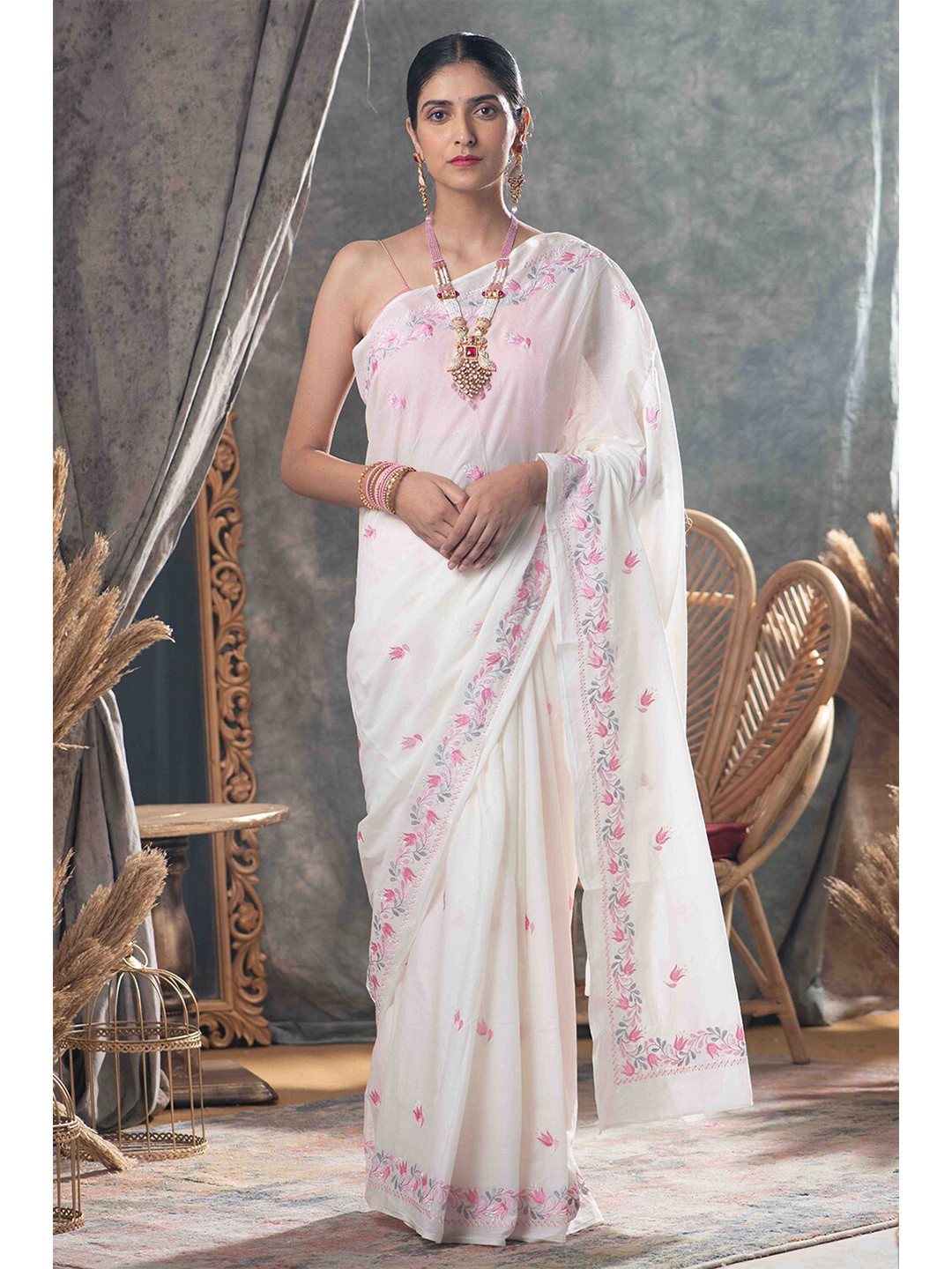 

KARAGIRI Floral Embroidered Saree, White