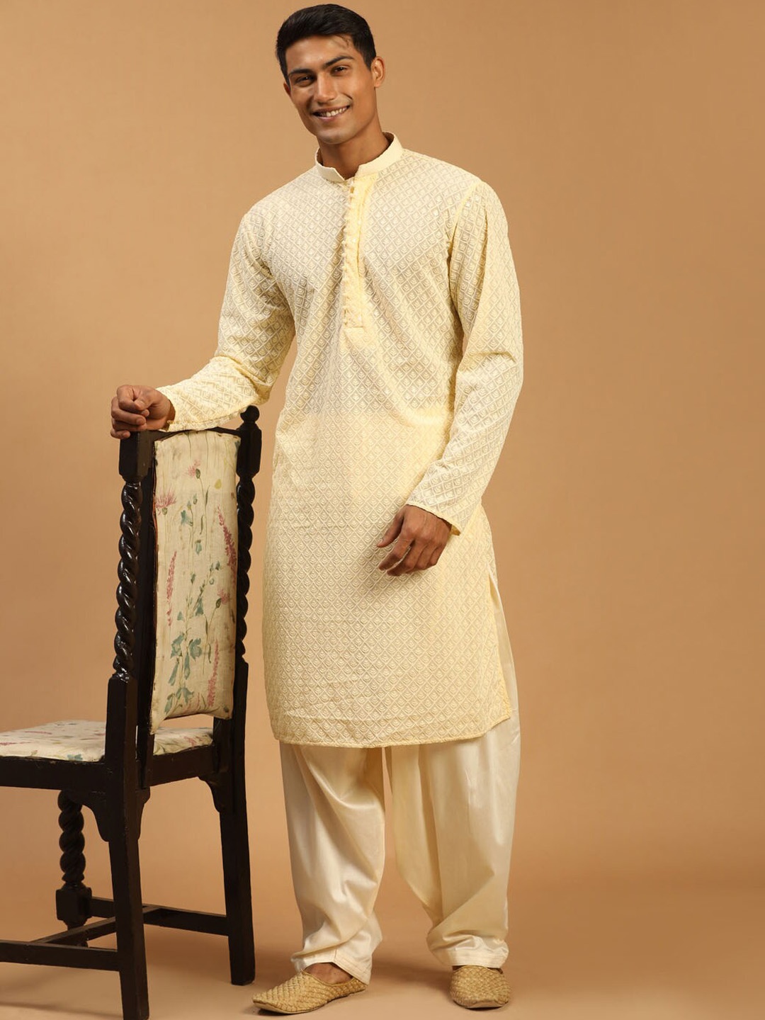 

SHRESTHA BY VASTRAMAY Men Ethnic Motifs Embroidered Chikankari Kurta with Patiala, Cream
