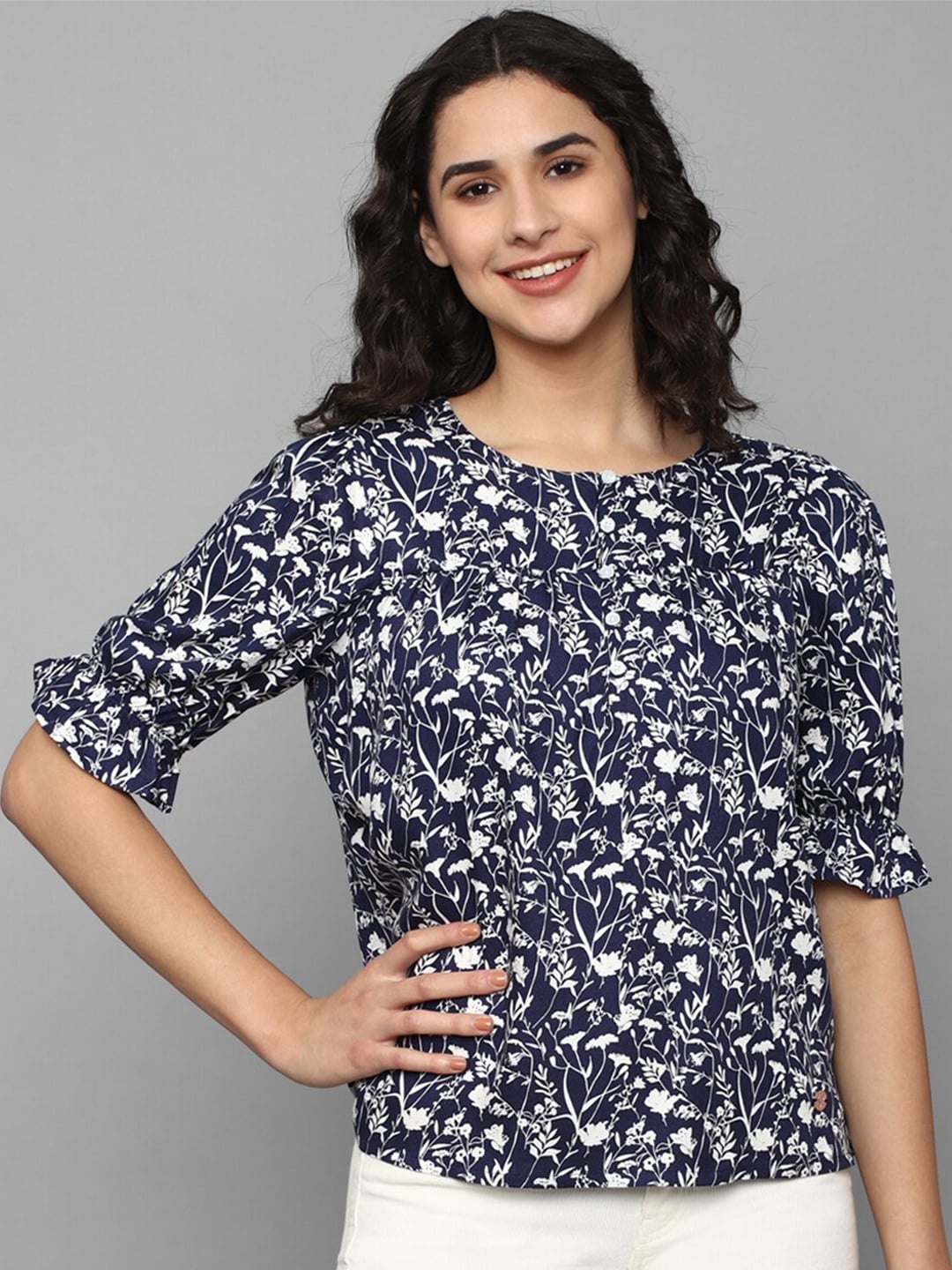 

Allen Solly Woman Floral Print Puff Sleeves Top, Navy blue