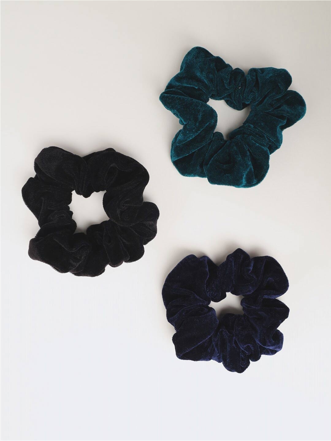 

Trend Arrest Women Set of 3 Fabric Scrunchies, Green