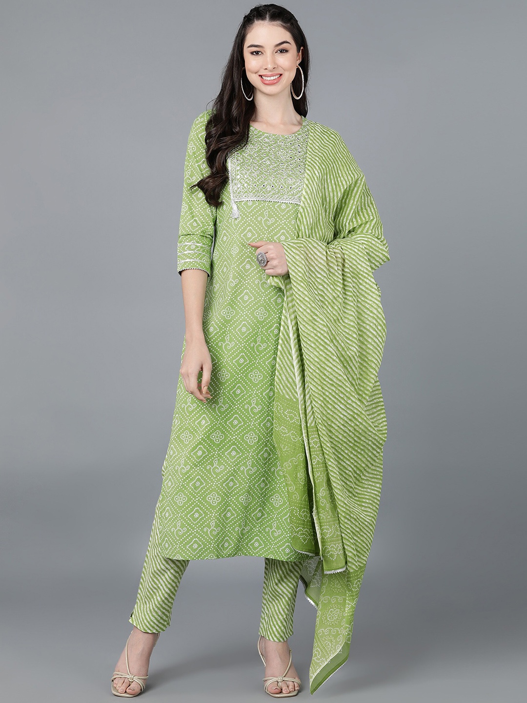 

kipek Women Green Leheriya Printed Pure Cotton Kurta with Trousers & With Dupatta