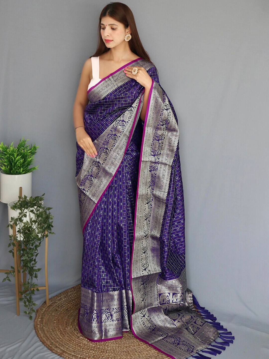 

Exclusiva Violet & Gold-Toned Woven Design Zari Silk Blend Banarasi Saree