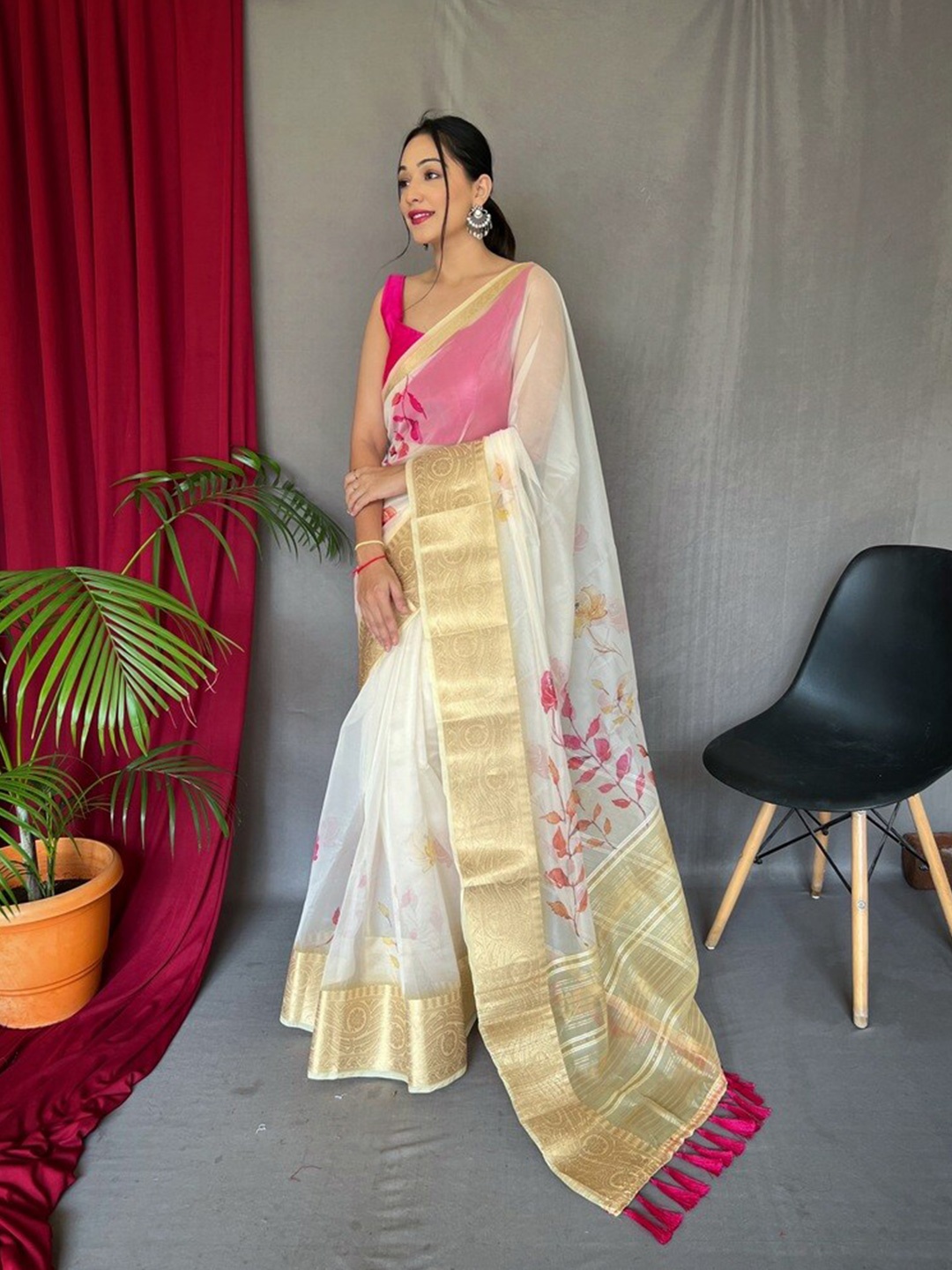 

Exclusiva Floral Zari Saree, Off white