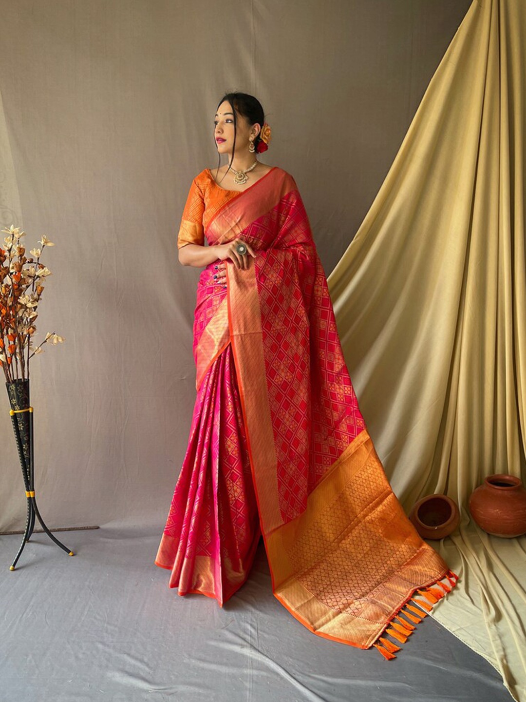 

Exclusiva Woven Design Zari Patola Saree, Pink