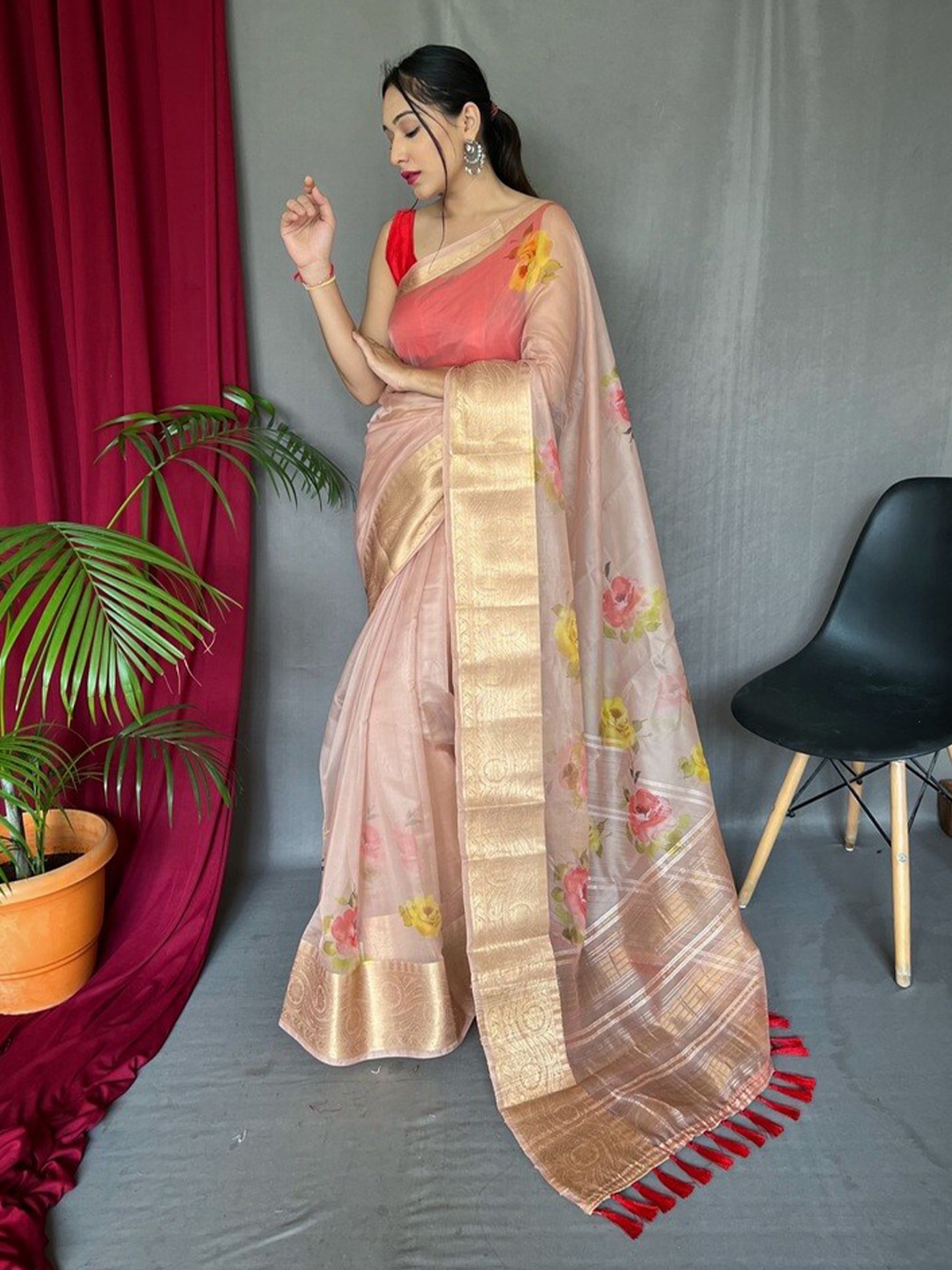 

Exclusiva Floral Zari Saree, Peach