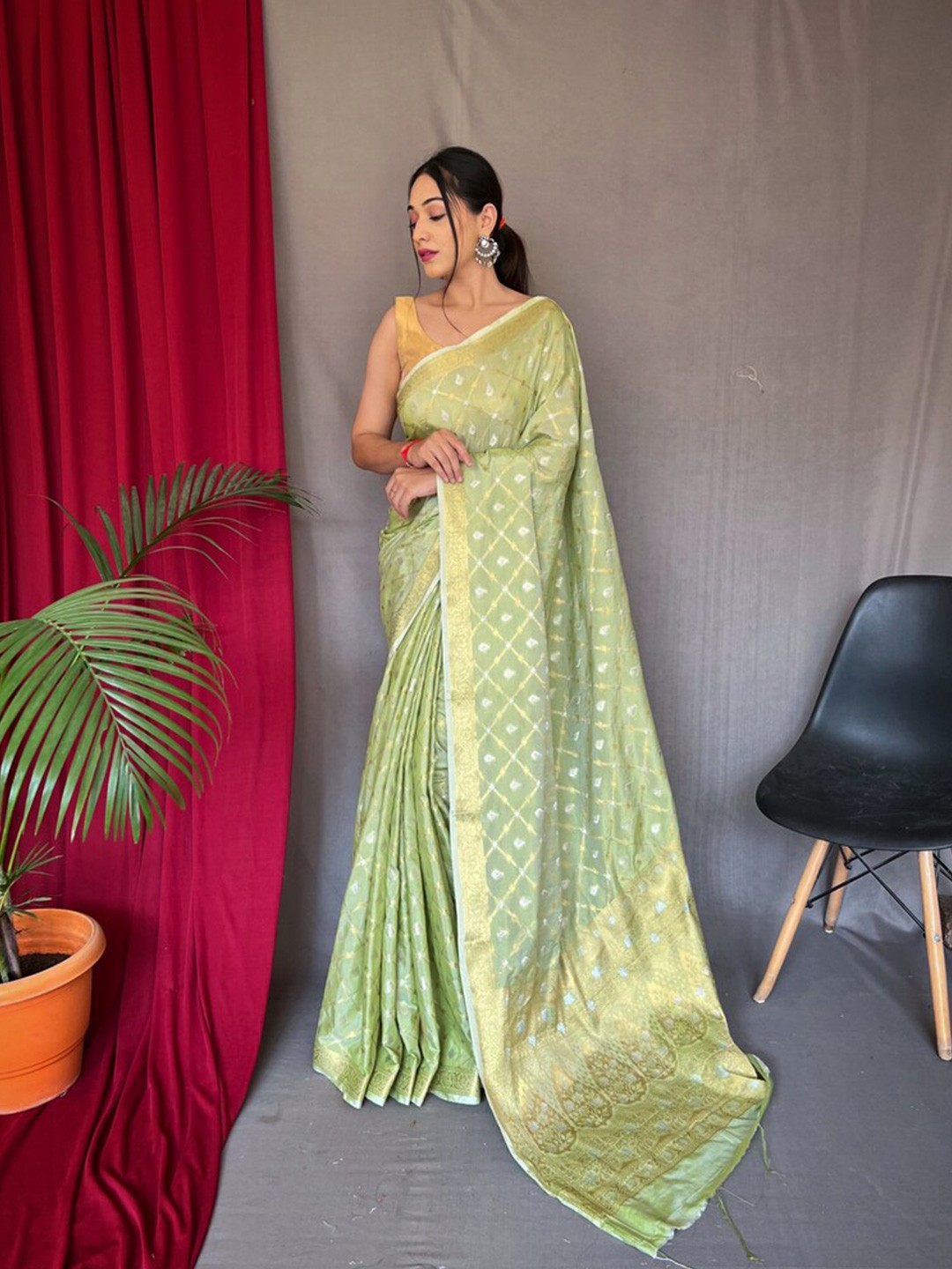 

Exclusiva Woven Design Zari Banarasi Saree, Green