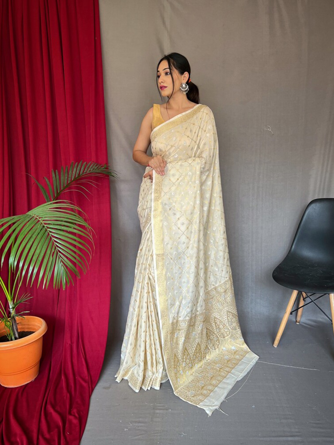 

Exclusiva Woven Design Zari Silk Blend Banarasi Saree, White