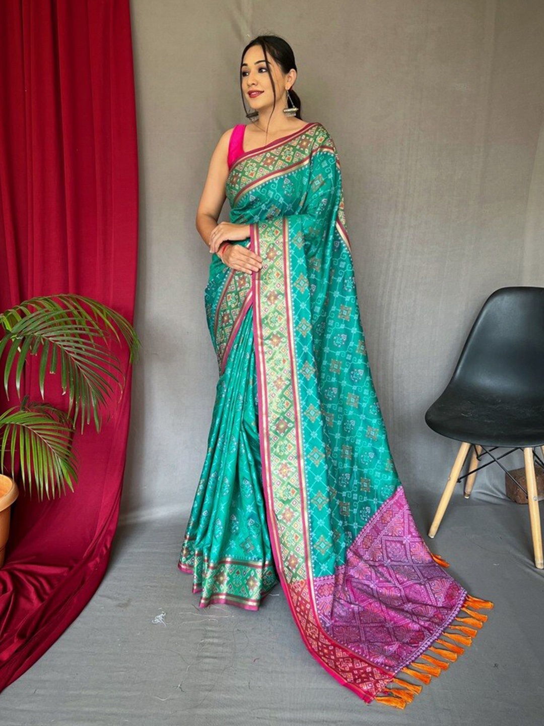 

Exclusiva Woven Design Silk Blend Patola Saree, Green