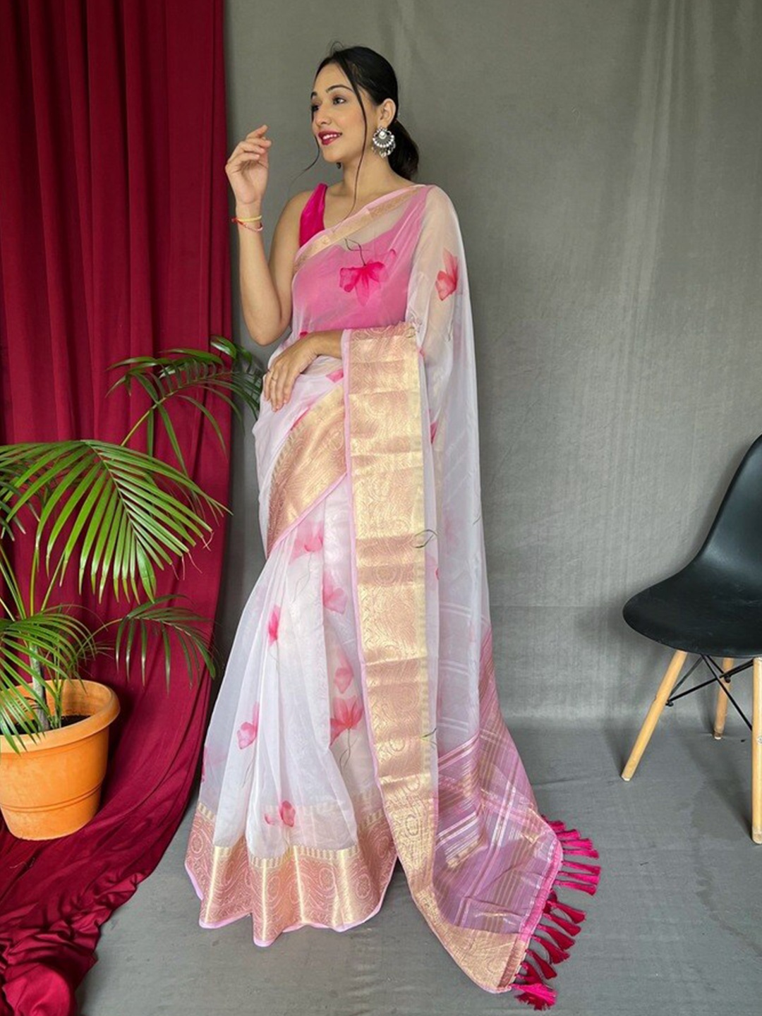 

Exclusiva Floral Printed Zari Organza Saree, White