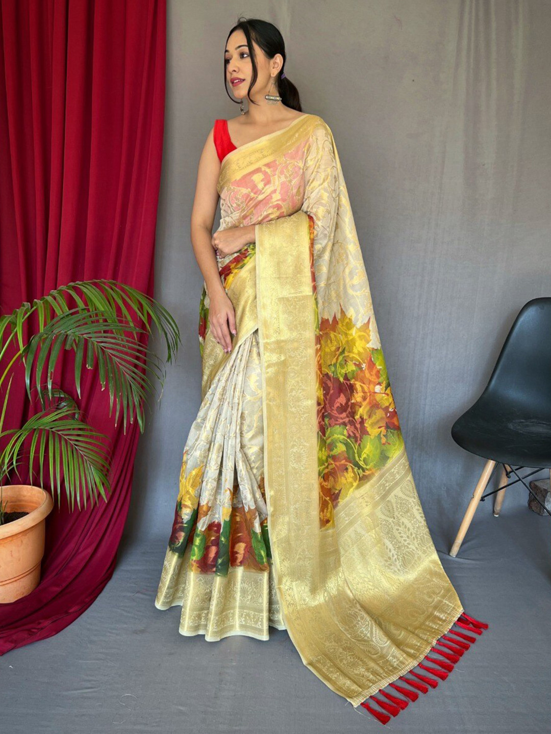 

Exclusiva Floral Zari Printed Saree, Gold
