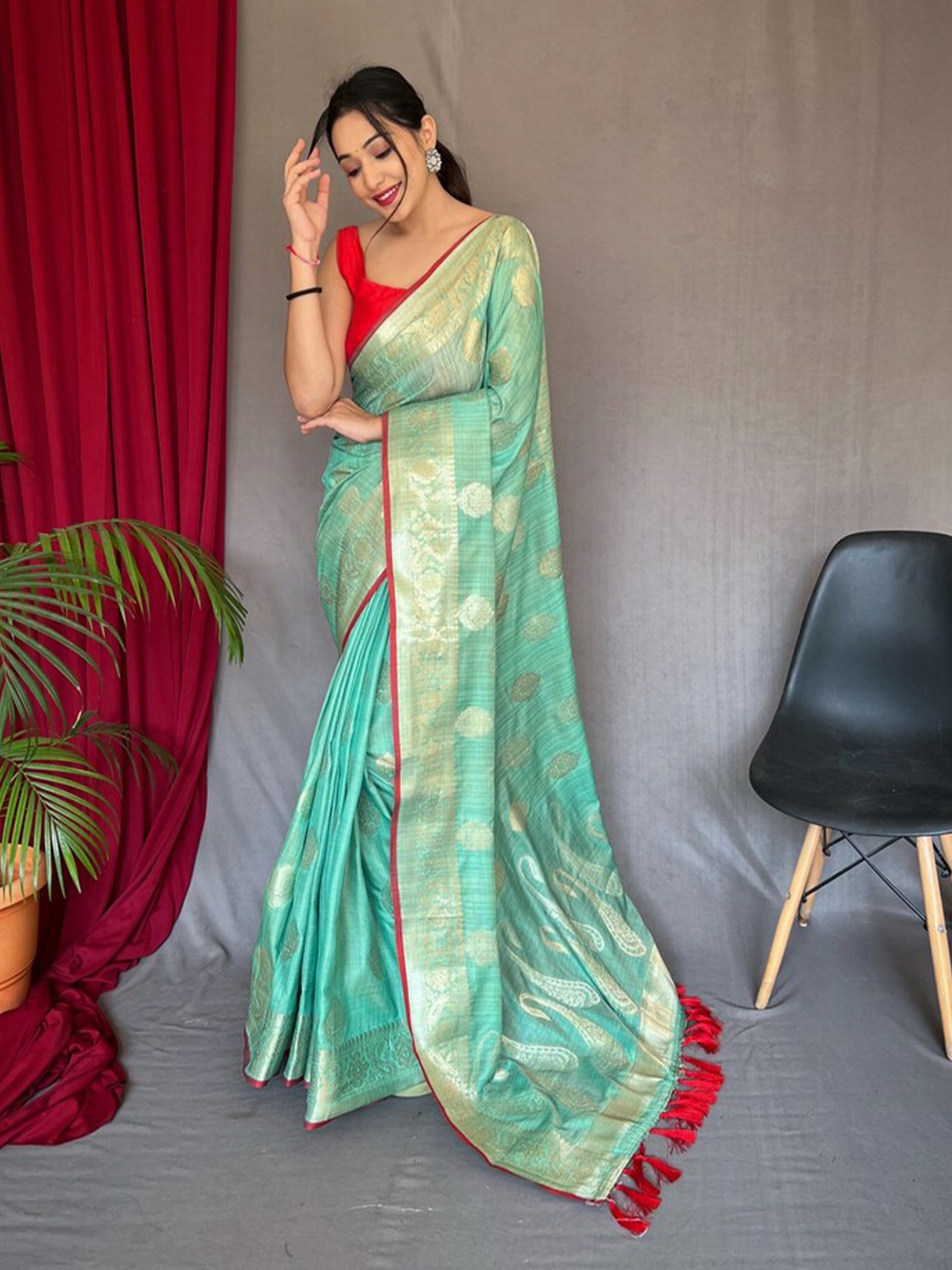 

Exclusiva Woven Design Saree, Green