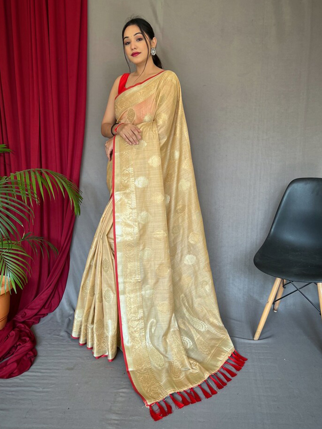 

Exclusiva Woven Design Zari Linen Blend Saree, Cream
