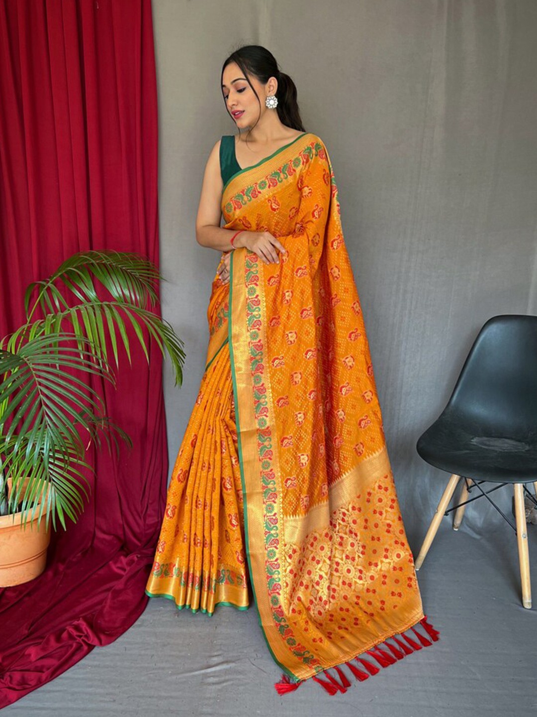 

Exclusiva Woven Design Zari Patola Saree, Yellow