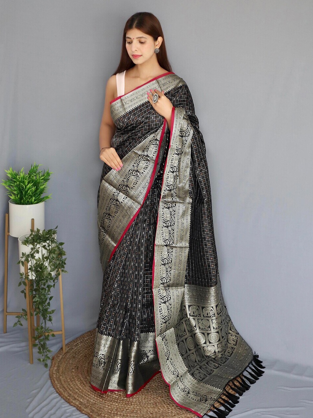 

Exclusiva Woven Design Zari Banarasi Saree, Black