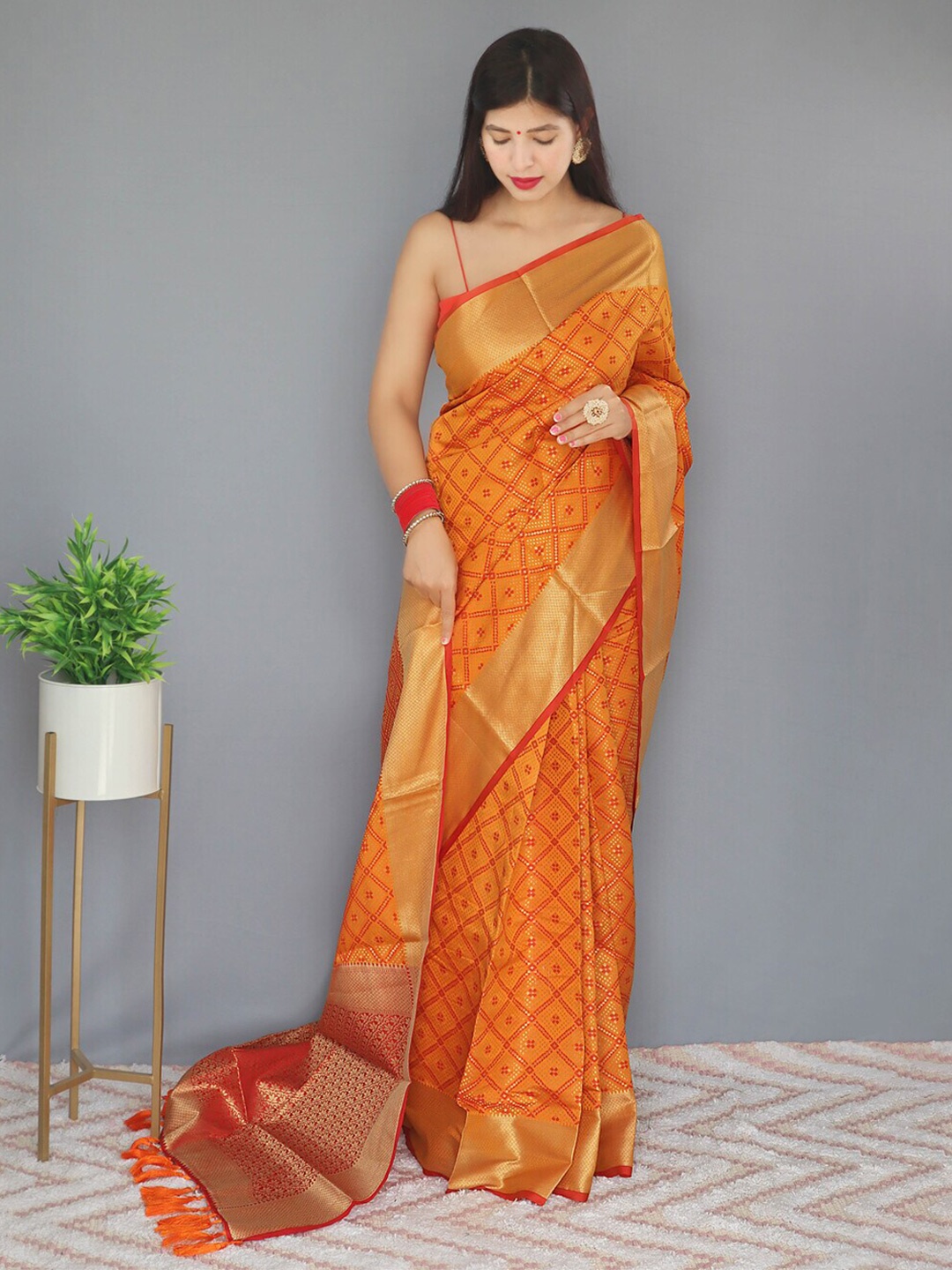 

Exclusiva Zari Silk Blend Patola Saree, Yellow