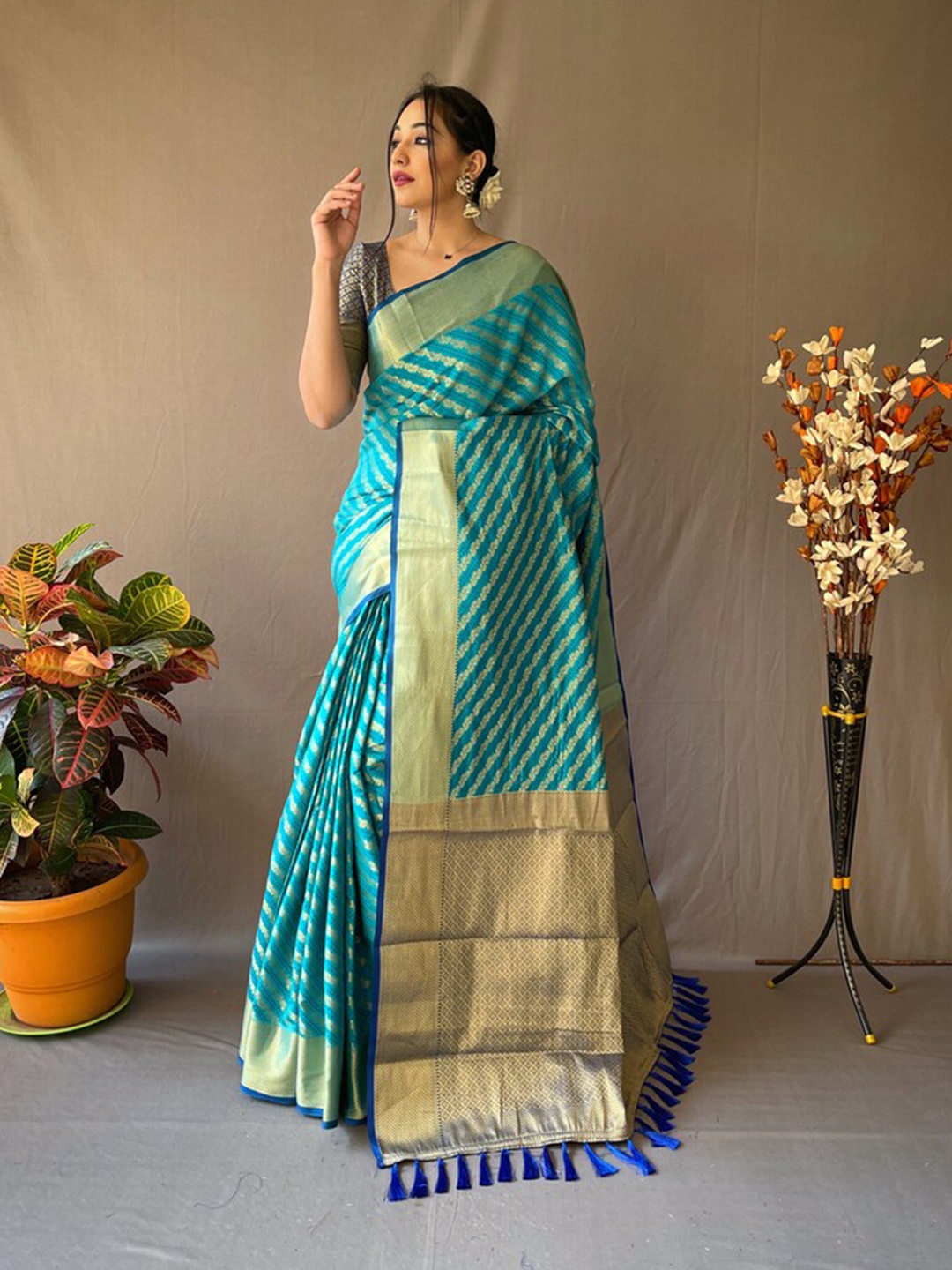 

Exclusiva Ethnic Motifs Zari Silk Blend Patola Saree, Blue