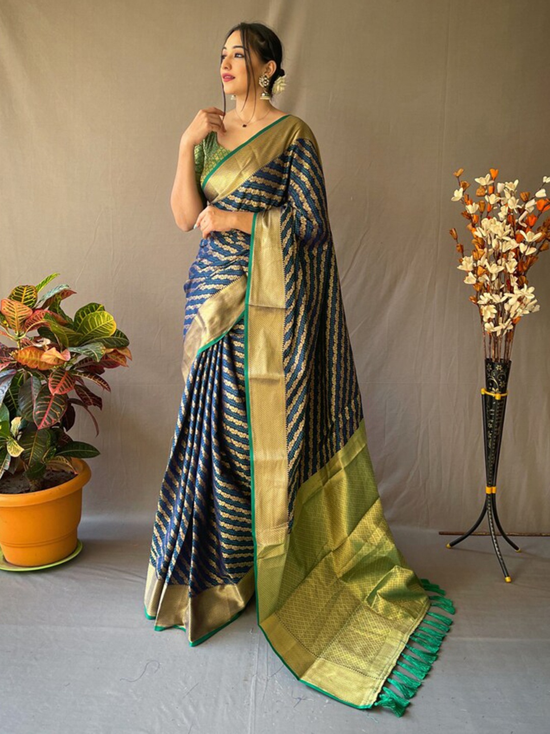 

Exclusiva Leheriya Zari Patola Saree, Navy blue