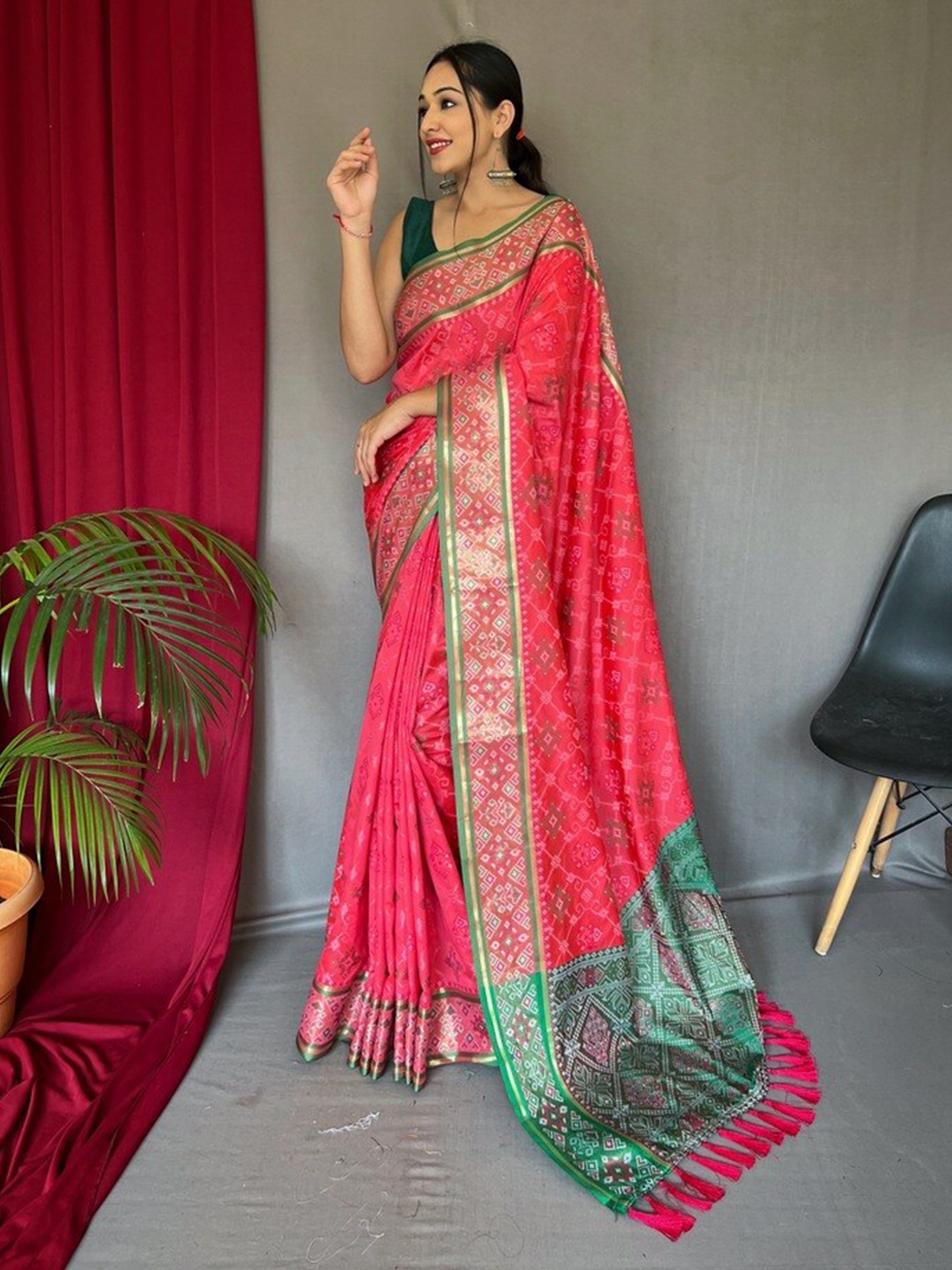 

Exclusiva Ethnic Motifs Zari Patola Saree, Pink
