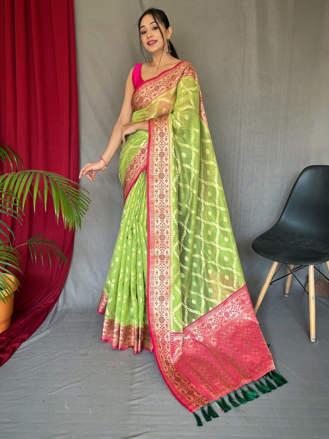 

Exclusiva Woven Design Zari Saree, Green