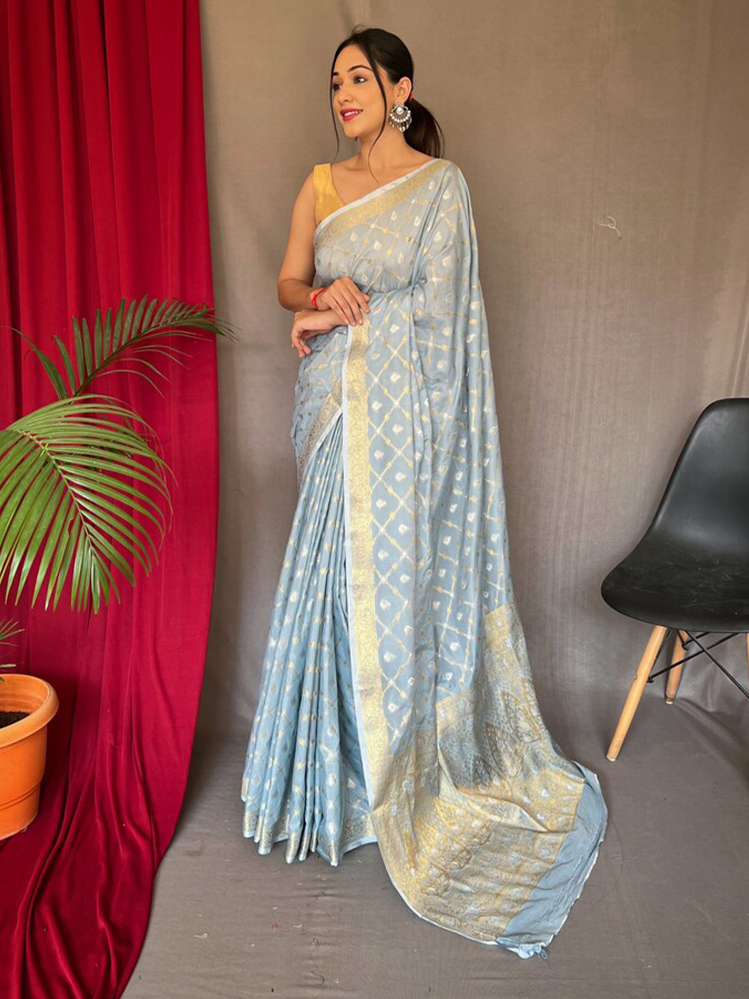 

Exclusiva Woven Design Zari Banarasi Saree, Grey