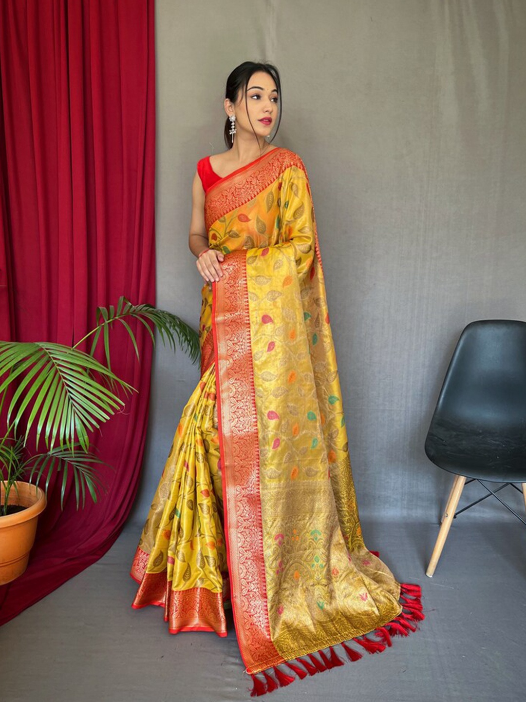 

Exclusiva Ethnic Motifs Woven Design Zari Banarasi Saree, Yellow