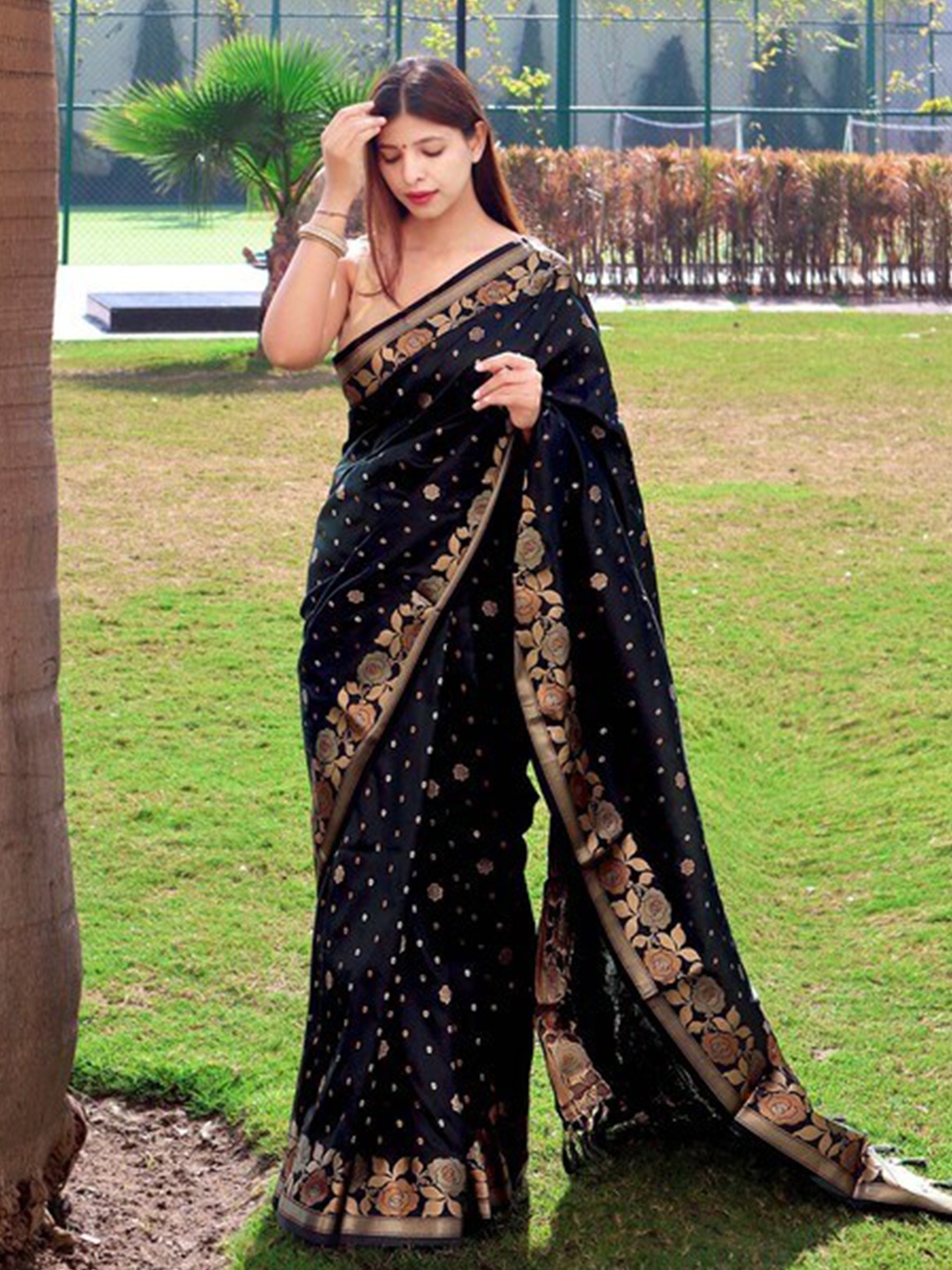 

Exclusiva Floral Woven Design Zari Banarasi Saree, Black