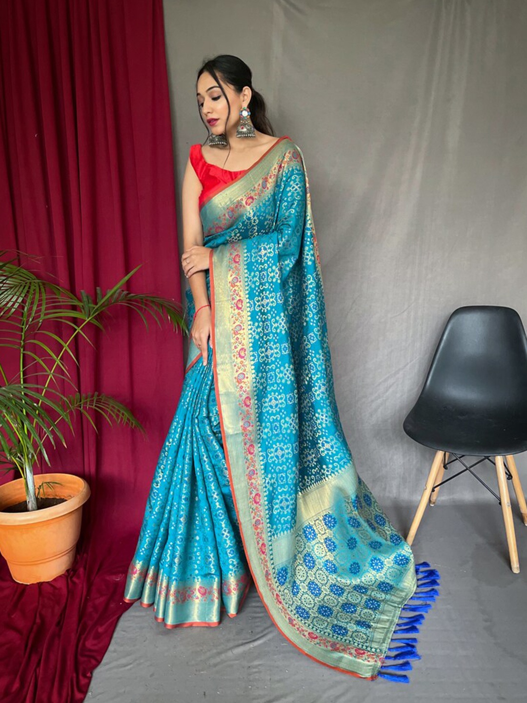 

Exclusiva Woven Design Zari Patola Saree, Blue