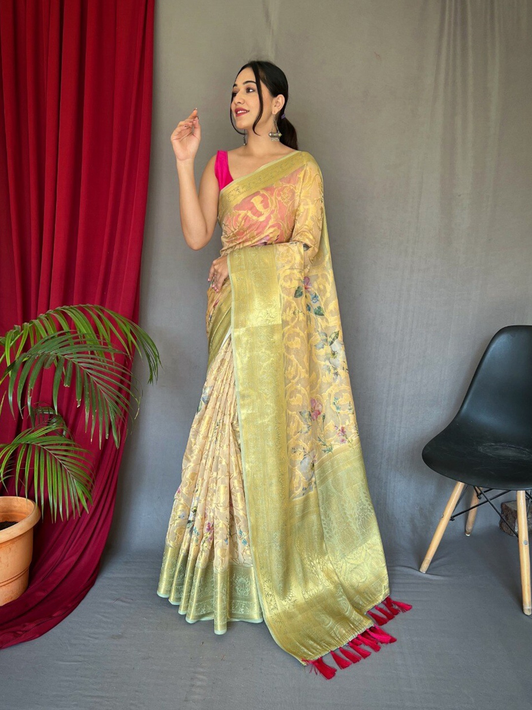 

Exclusiva Woven Design Zari Organza Saree, Green