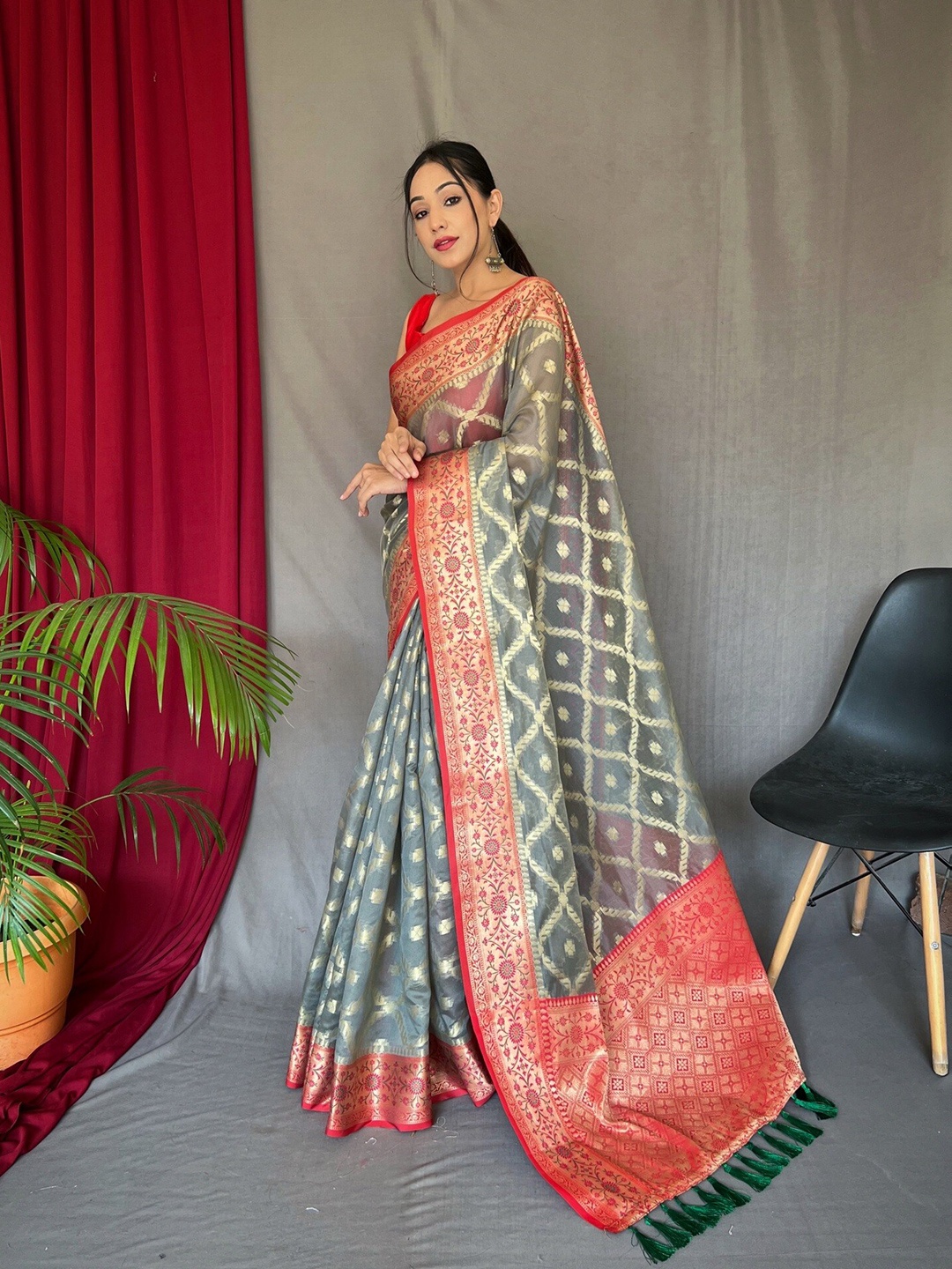 

Exclusiva Woven Design Zari Organza Saree, Grey