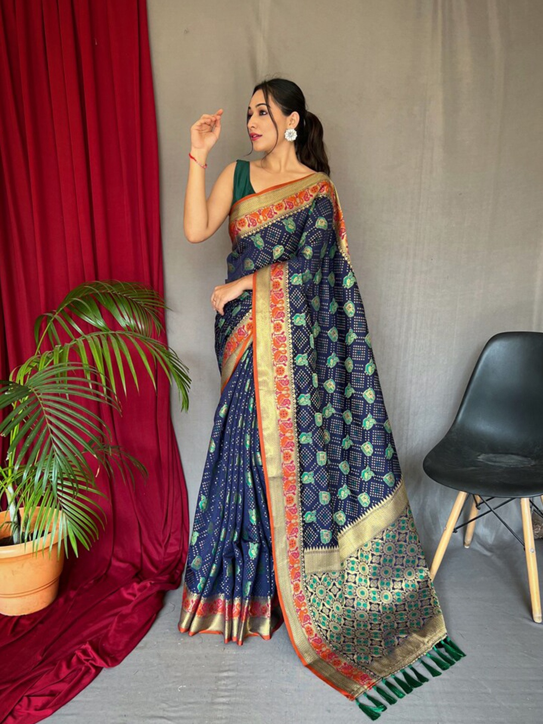 

Exclusiva Ethnic Motifs Zari Silk Blend Patola Saree, Navy blue