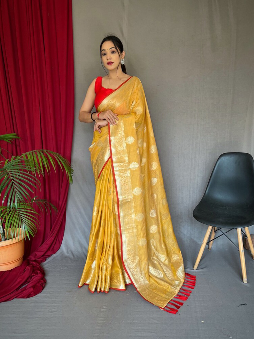 

Exclusiva Woven Design Zari Linen Blend Saree, Yellow