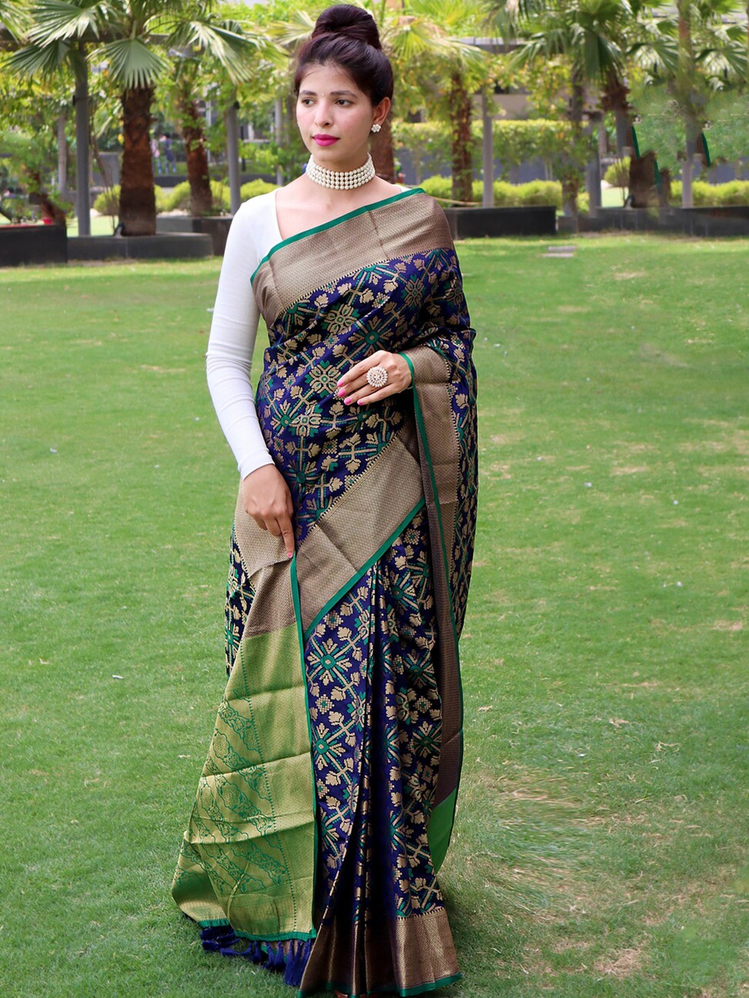 

Exclusiva Woven Design Zari Saree, Navy blue