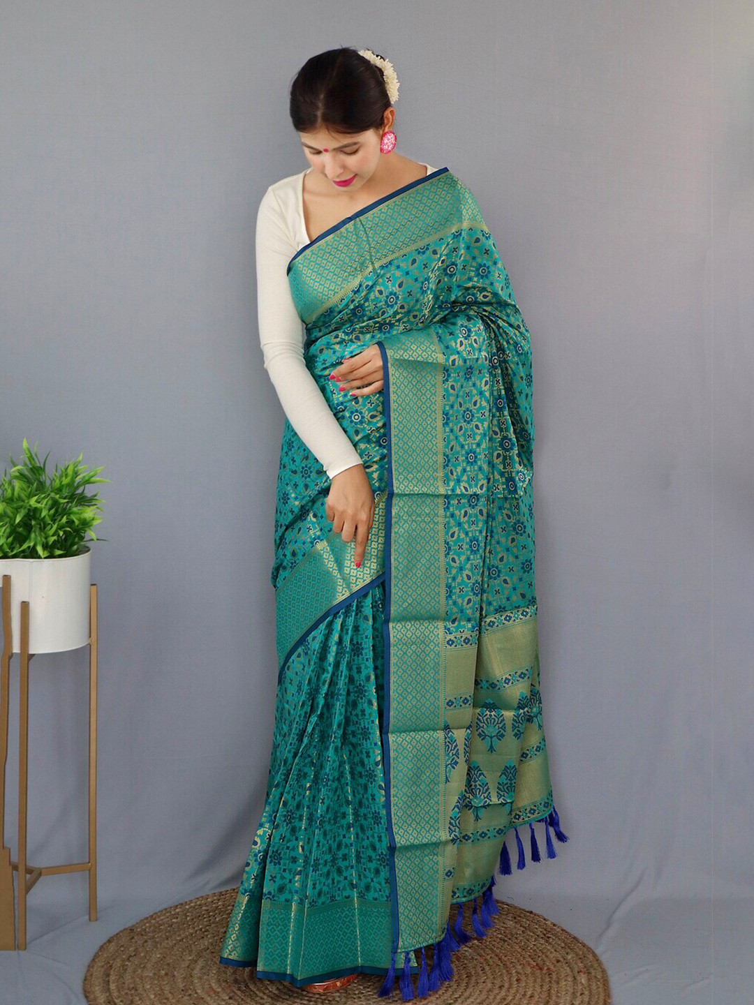 

Exclusiva Woven Design Zari Patola Saree, Blue